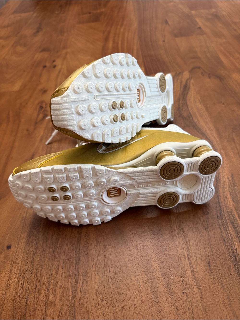 NWT Nike White & Gold Shox R4 Women’s 7 - Picture 4 of 5